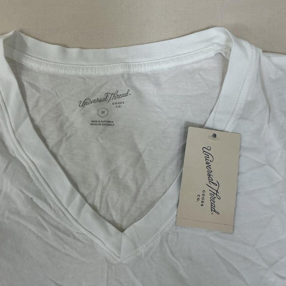 Universal Thread White V-Neck Tee – Women's Medium – NWT 🤍 - Picture 2 of 6